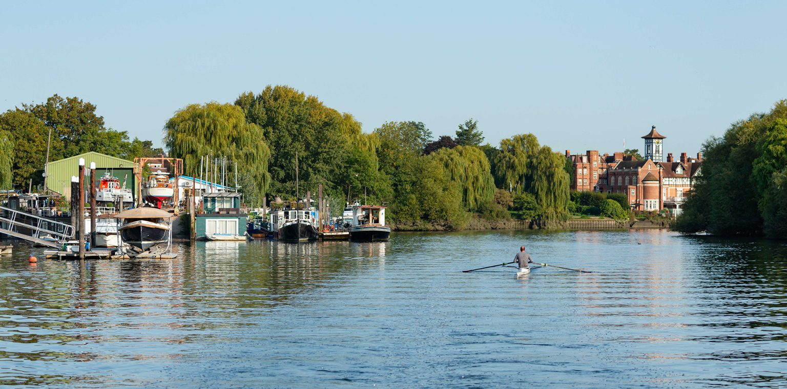 Rowing on the tidal River Thames Rowing on the tidal River Thames